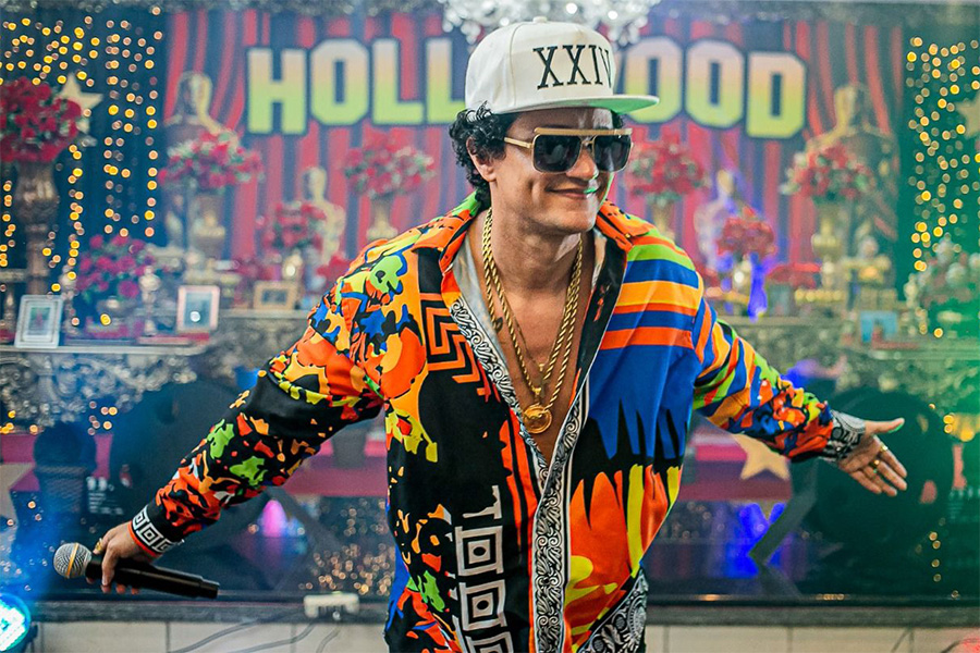 ID-5247932000104859001-ShaquanDavisAsBrunoMars-900×600-1