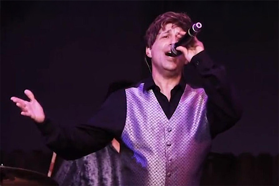 ID-5247932000105072063-BarelyManilow03-900×600-2