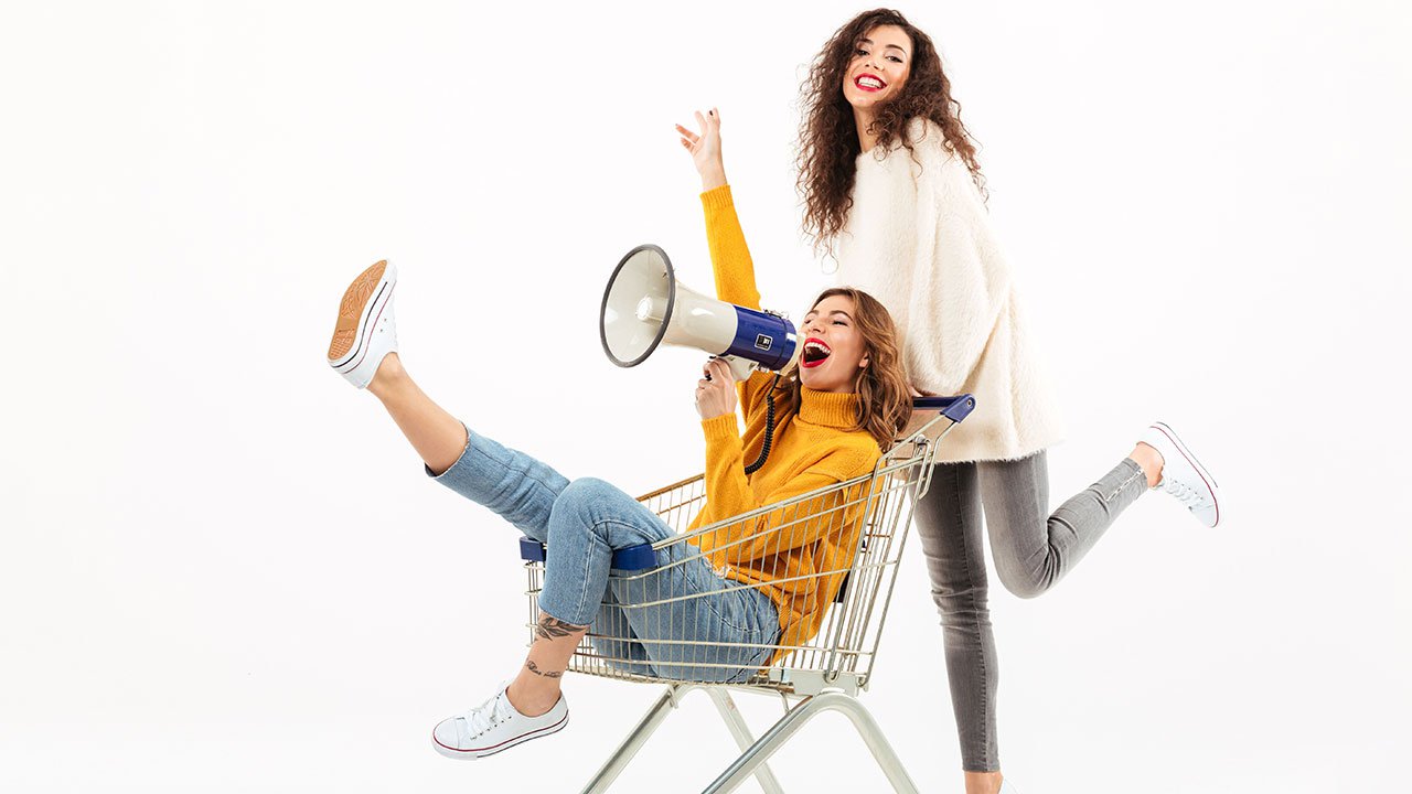 Hombre protegiendo con sus manos a una persona, haciendo alusión a la protección de su vida por medio de un seguro