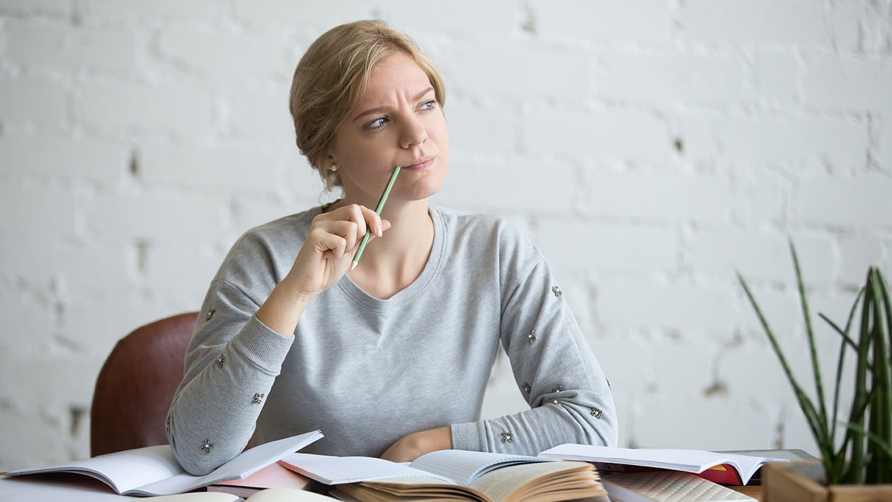 Mujer pensando en cual es el crédito financiero que debe solicitar.jpg