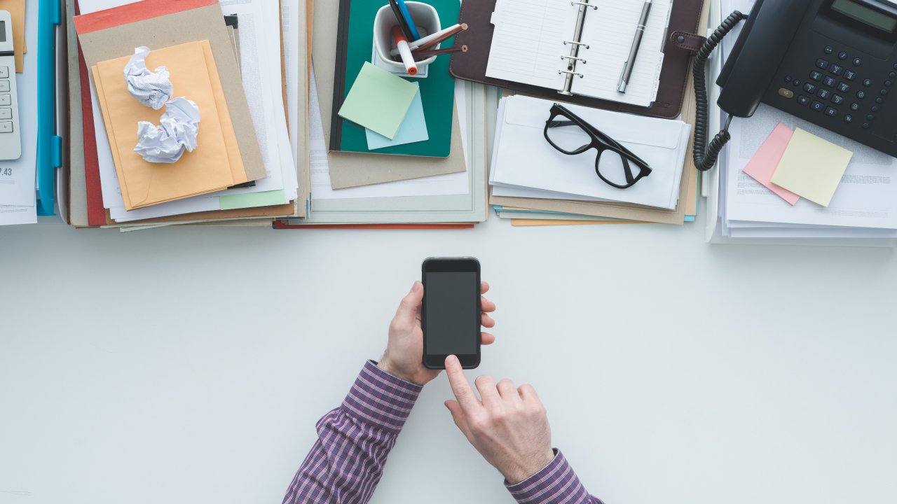 Hombre usando su celular.jpg