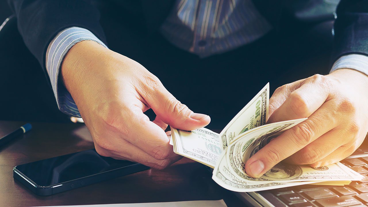 Hombre que quiere invertir su dinero en un CDT