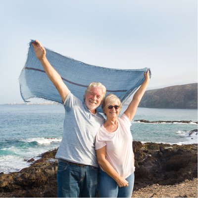 Pareja de ancianos disfrutando en la playa