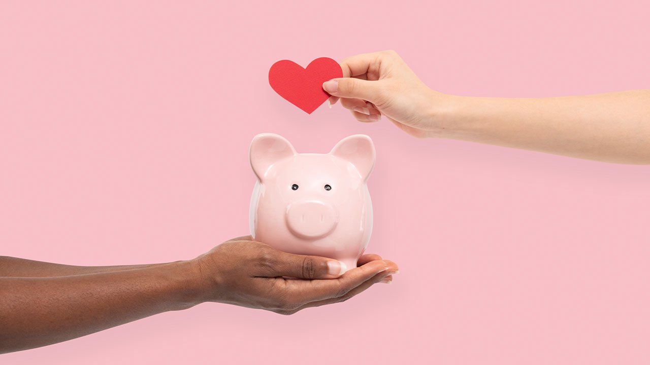 Persona con una alcancía porque que ama ahorrar y tener bolsillos de ahorro