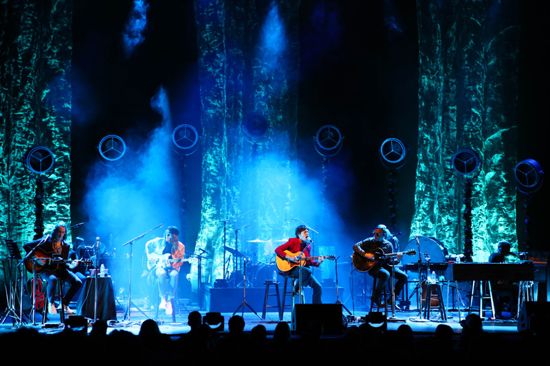 Photo Gallery Cage the Elephant's Live & Unpeeled Tour in California