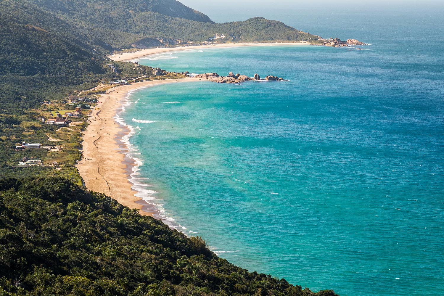 El intenso oleaje y las grandes dunas atraen a los amantes del surf y a los surfistas de arena