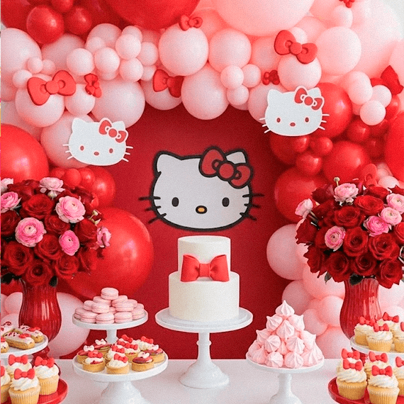 Arco desconstruído de balões vermelhos, rosas e brancos em festa da Hello Kitty