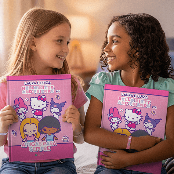 Criança segurando o livro personalizado da Hello Kitty da Dentro da História