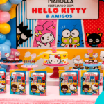 Mesa de festa de aniversário da Hello Kitty com painel, bolo e boleiras decoradas