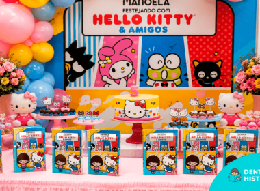 Mesa de festa de aniversário da Hello Kitty com painel, bolo e boleiras decoradas
