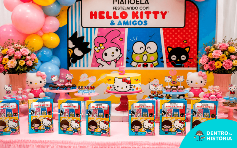 Mesa de festa de aniversário da Hello Kitty com painel, bolo e boleiras decoradas