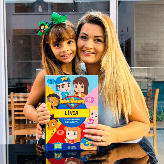 Criança segurando o livro personalizado dos Aventureiros do Luccas Neto da Dentro da História