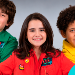 Personagens de DPA: Detetives do Prédio Azul com as capas verde, vermelha e amarela