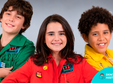 Personagens de DPA: Detetives do Prédio Azul com as capas verde, vermelha e amarela