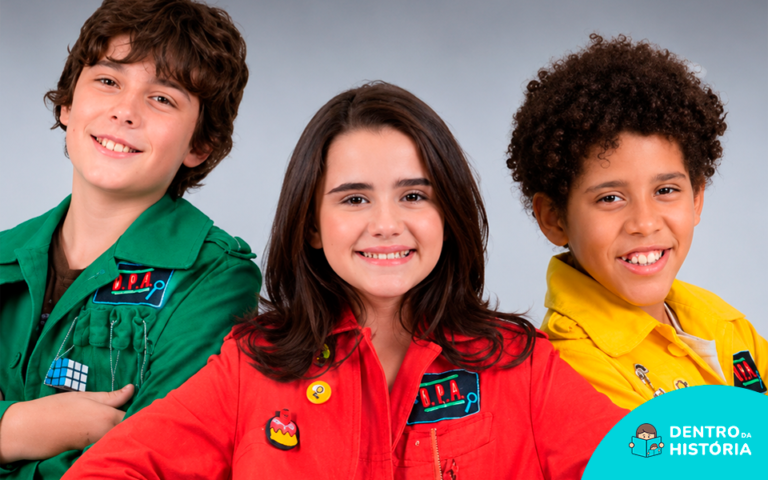 Personagens de DPA: Detetives do Prédio Azul com as capas verde, vermelha e amarela