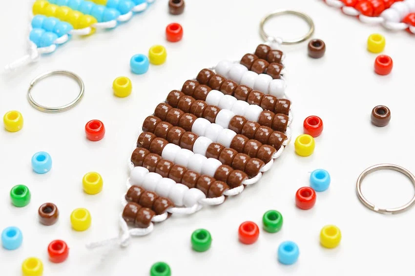 Use different colored beads and beaded animal keychain patterns to weave a three-dimensional keychain.
