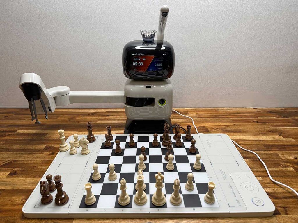 Senserobot Chess Review - This Robot Actually Plays Mechanical Chess with You