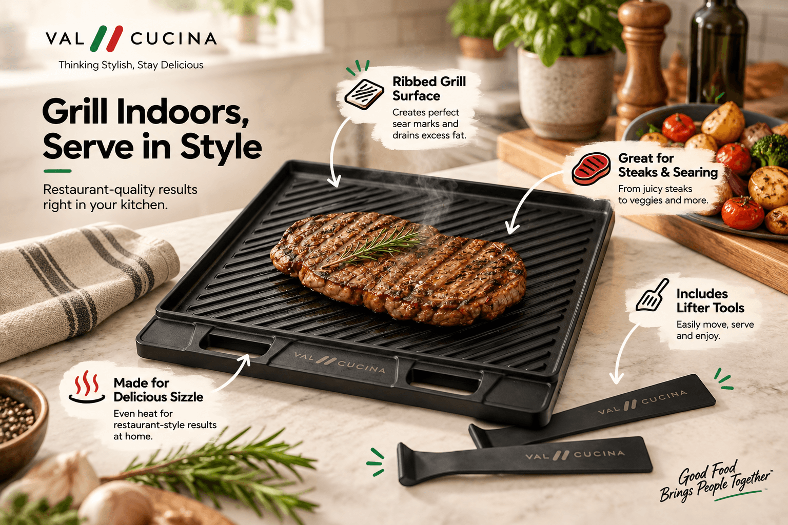 VAL CUCINA black ribbed grill plate holding a seared steak in a warm kitchen setting, with two branded lifter tools beside it. English callouts highlight the ribbed grilling surface, steak searing, even sizzling heat and included lifters.