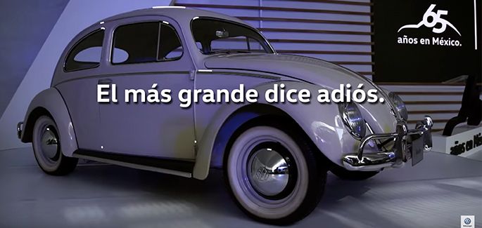 Beetle Final Edition conducido por experto resaltando las características e historia del auto clásico