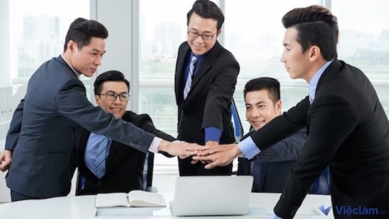 Các kỹ năng mềm khác mà bạn cũng cần phát triển như quản lý thời gian, làm việc nhóm, quản lý stress và giải quyết vấn đề