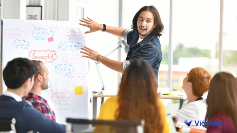 Luyện tập thường xuyên cùng bạn bè chính là chìa khóa giúp bạn thành thạo kỹ năng thuyết trình hơn