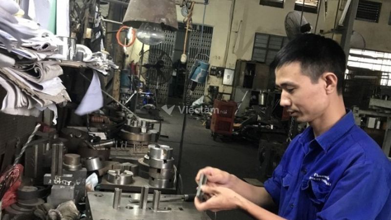 Thợ nguội thực hiện gia công cơ khí bằng tay