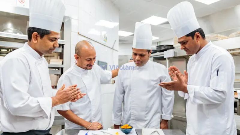 Sous Chef phân chia công việc và hướng dẫn nhân viên thực hiện đúng quy trình - Nguồn ảnh: Sưu tầm