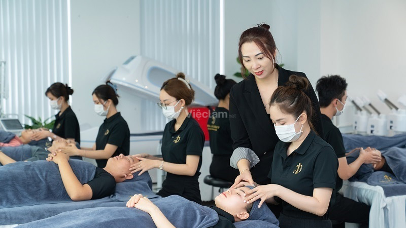 Chủ spa hoặc giảng viên đào tạo