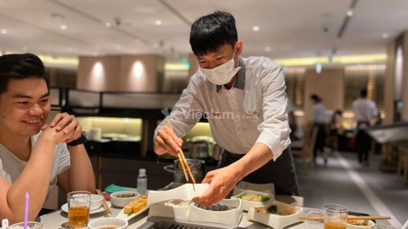 Nhân viên phục vụ tại quán ăn, quán cà phê hoặc nhà hàng là công việc phổ biến dành cho lao động trẻ