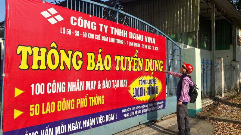 Người lao động phổ thông tìm việc làm thông qua các trung tâm tuyển dụng