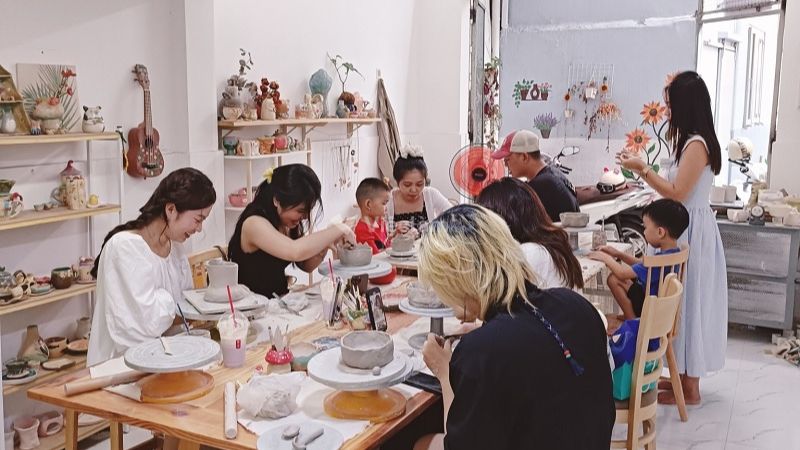 Một buổi workshop làm gốm TPHCM tại Xưởng của Tâm