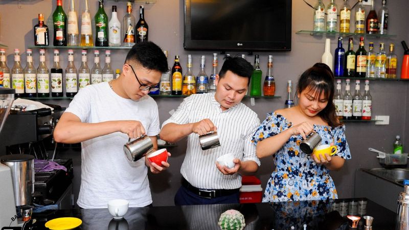Vì sao nên học pha chế bài bản trước khi mở quán cafe?