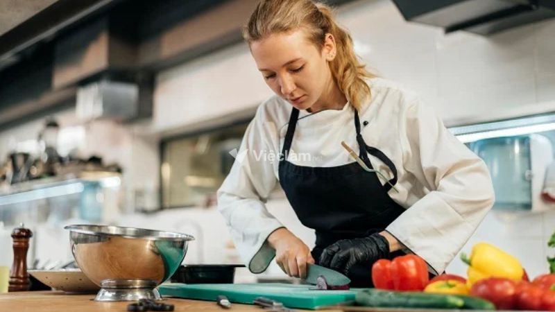 Phụ bếp là vị trí hỗ trợ quan trọng trong gian bếp, chịu trách nhiệm chuẩn bị nguyên liệu