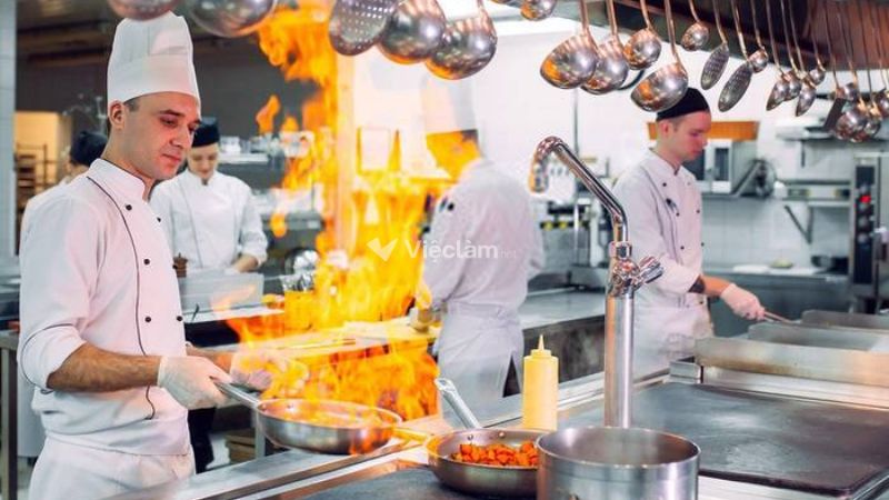 Bếp chính là người giữ vai trò cốt lõi trong căn bếp, quyết định đến chất lượng món ăn và trải nghiệm thực khách