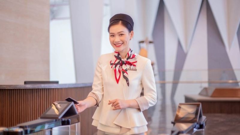 Lễ tân có nhiệm vụ chào đón khách một cách niềm nở, chuyên nghiệp