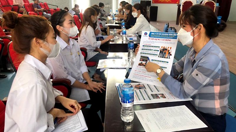 Nhân viên của trung tâm hướng dẫn thông tin tuyển dụng lao động (Nguồn: Báo dân trí)