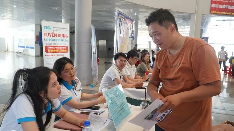 Nhân viên trung tâm tiếp nhận và hướng dẫn người lao động hoàn thiện hồ sơ (Nguồn: Báo Đồng Nai)