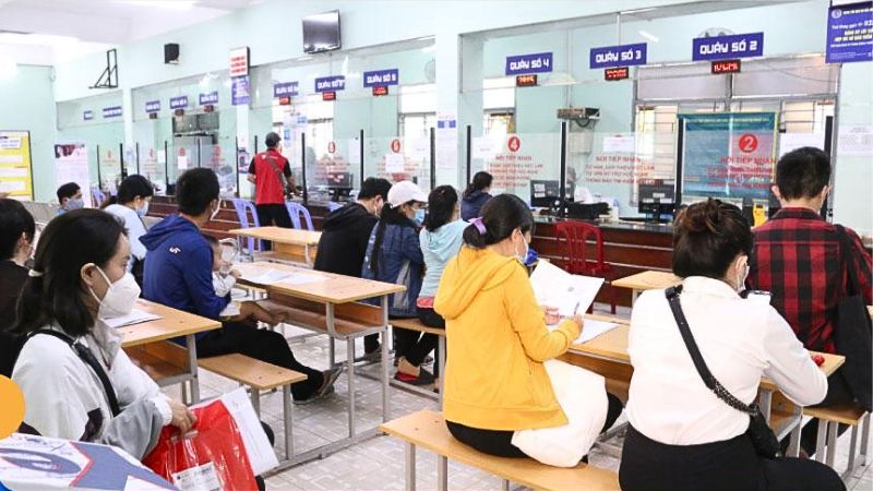 Người lao động nộp hồ sơ tìm việc tại Trung tâm DVVL Bắc Ninh