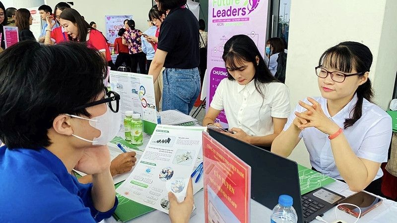 Trung tâm đang tư vấn việc làm cho người lao động tại Đà Nẵng (Nguồn: Báo Đà Nẵng)