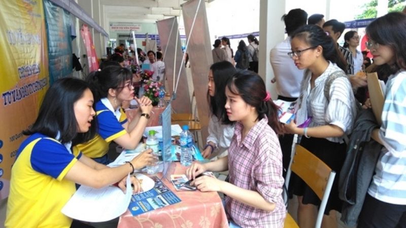Người lao động đến trung tâm để tư vấn việc làm và nộp hồ sơ nhận BHTN (Nguồn: Báo Quân Đội Nhân Dân)