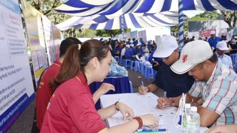 Trung tâm tổ chức phiên giao dịch việc làm dàn hcho người lao động (Nguồn: Báo lao động)