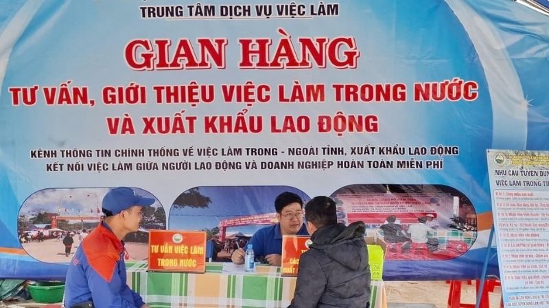 Gian hàng tư vấn, giới thiệu việc làm do TTDVL Đắk Lắk tổ chức cho lao động địa phương (Nguồn: Internet)
