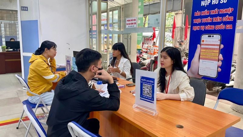 Trung tâm giới thiệu việc làm Hà Nội hướng dẫn giải quyết chế độ bảo hiểm thất nghiệp (Nguồn: Báo Dân trí)