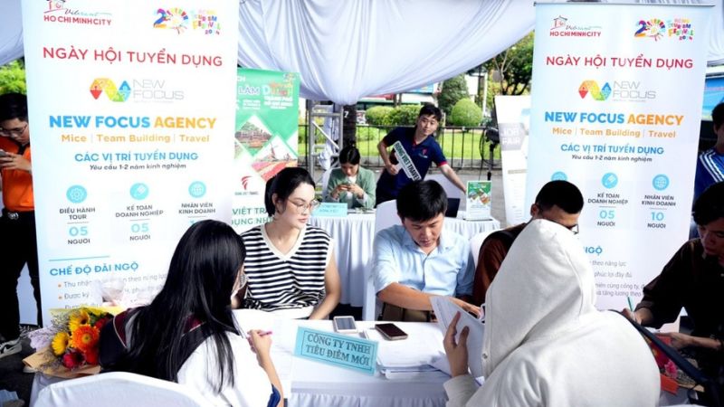 Nhà tuyển dụng phỏng vấn ứng viên tại ngày hội việc làm (Nguồn: Báo Chính phủ)