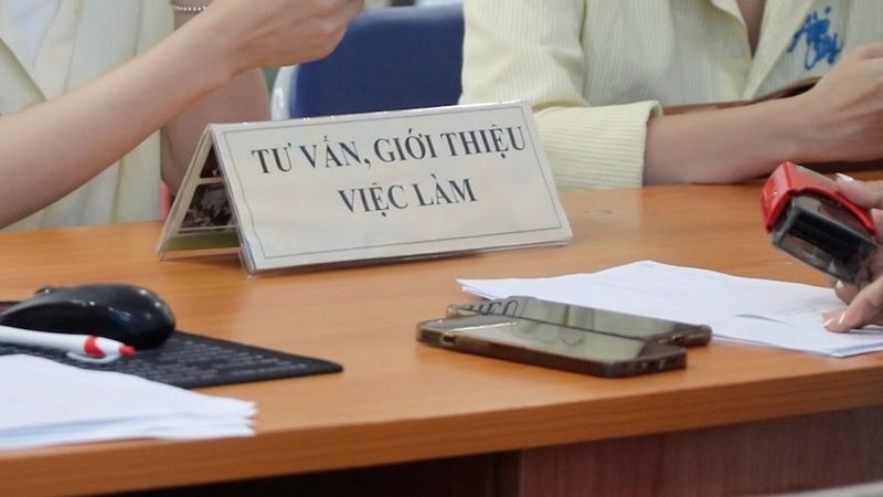 Người lao động đến trung tâm giới thiệu việc làm để được tư vấn (Nguồn: Báo Lao động)