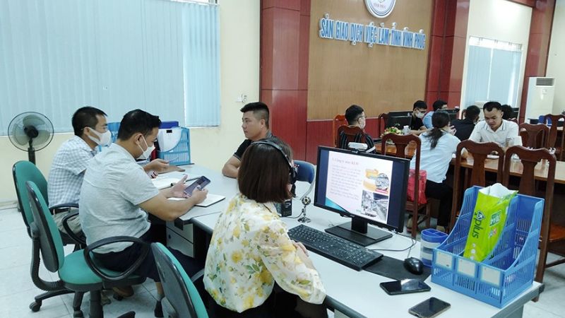 Nhân sự phòng thông tin thị trường lao động đang chia sẻ về thông tin tuyển dụng mới (Nguồn: Báo lao động)