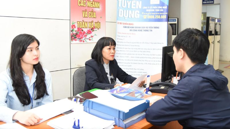 Phòng Giới thiệu việc làm đang tư vấn cho người lao động (Nguồn: VnEconomy)