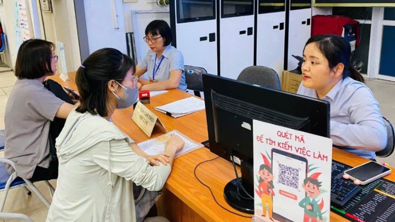 Phòng tư vấn và hỗ trợ đang trao đổi công việc với người lao động (Nguồn: VnEconomy)