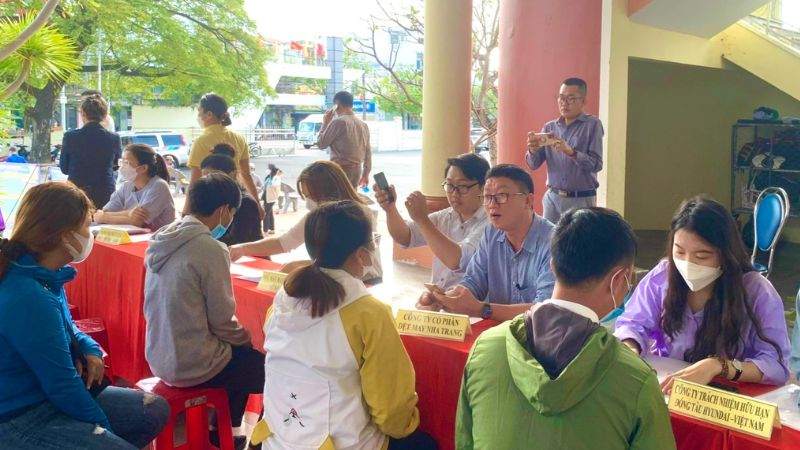 Trung tâm tổ chức các buổi giới thiệu việc làm cho người lao động (Nguồn: vneconomy.vn) 