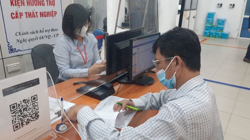 Nhân viên trung tâm hỗ trợ người dân làm thủ tục bảo hiểm thất nghiệp (Nguồn: Báo Khánh Hòa)